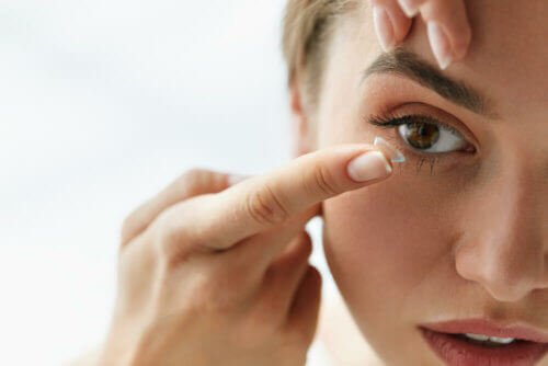 woman putting a contact lens in her eye